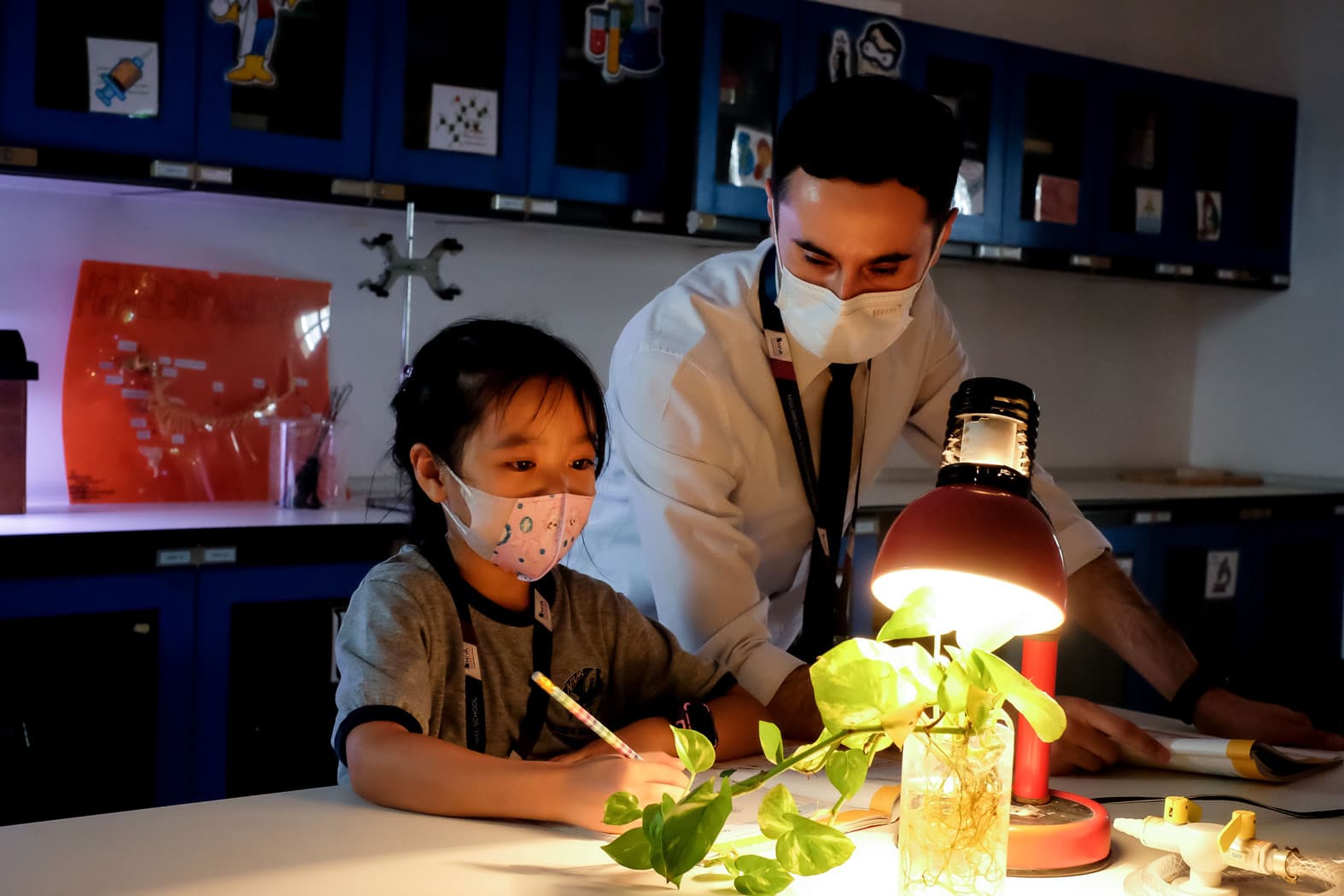 NIVA Science Laboratory - An elementary student experimenting and observing the bahavior of light and shadows in science class