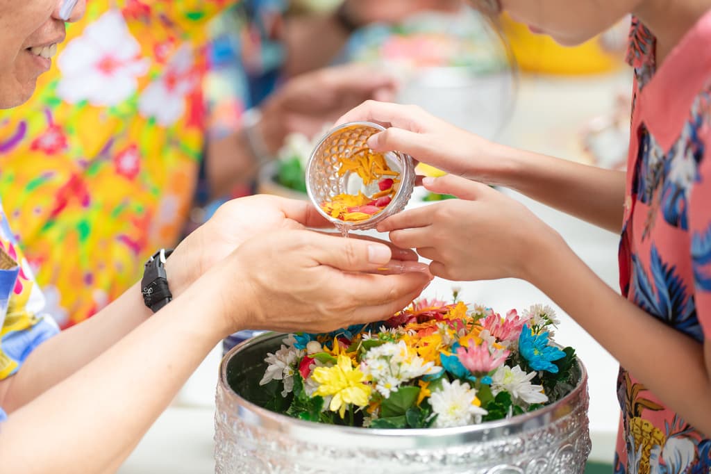 Rod Nam Dam Hua ceremony
