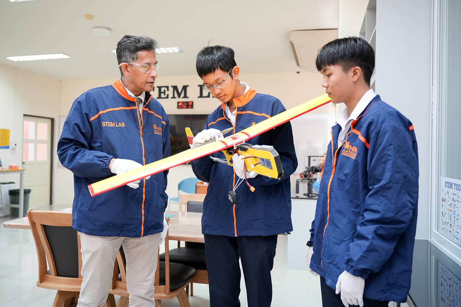 NIVA STEM Laboratory - Students discussing about their airplane projects with their teacher