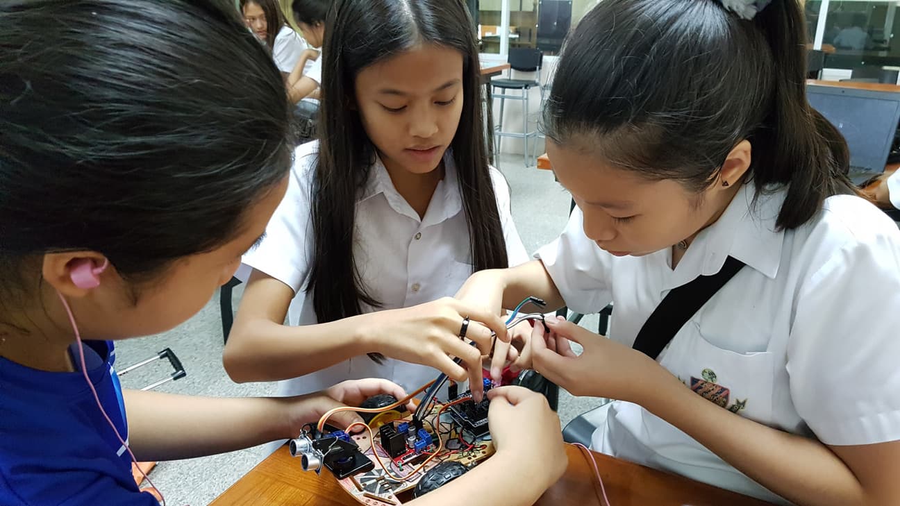 NIVA IT & Robotics - Your girls in robotics class