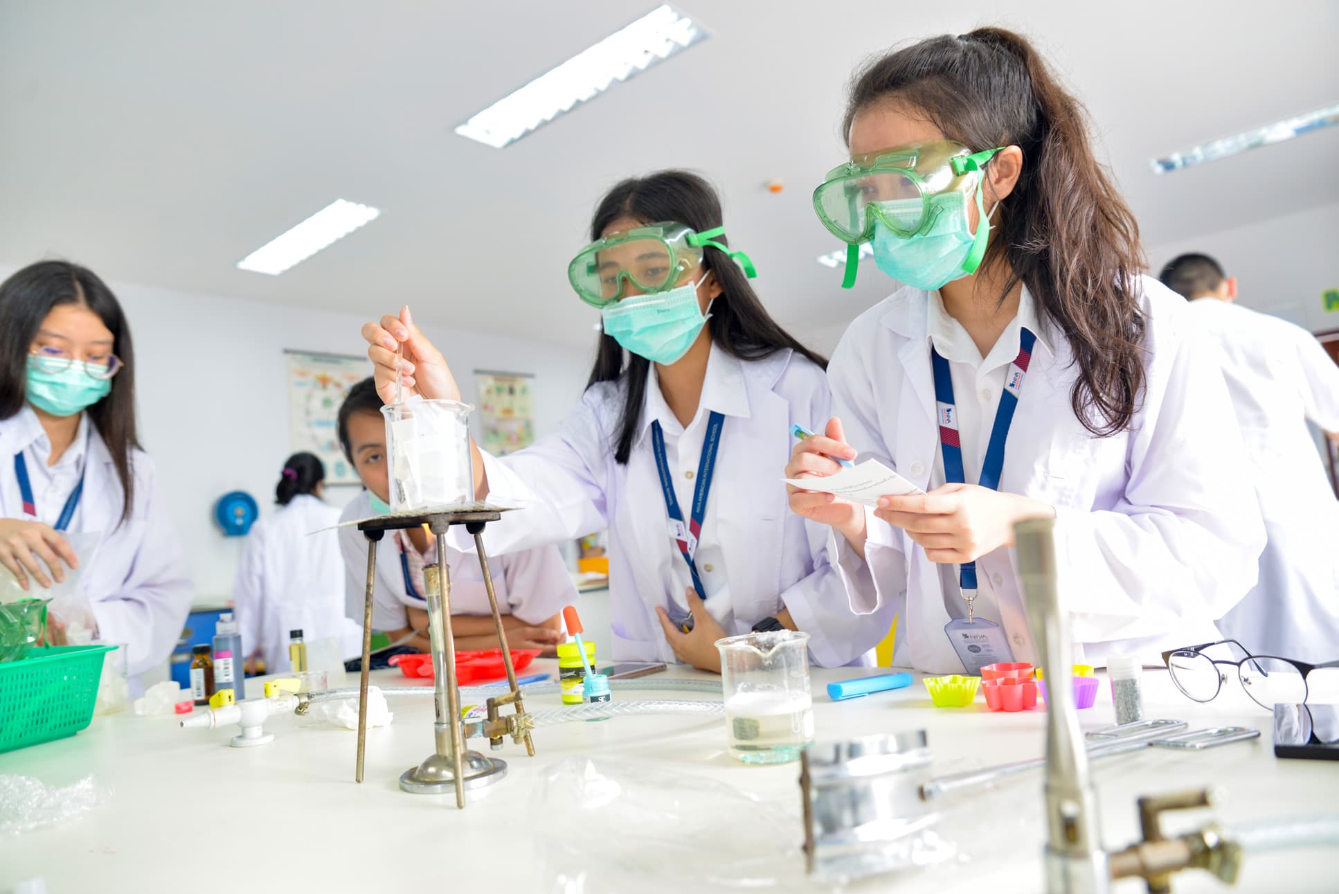 NIVA Science Laboratory - Students experimenting with a heated beaker in the lab