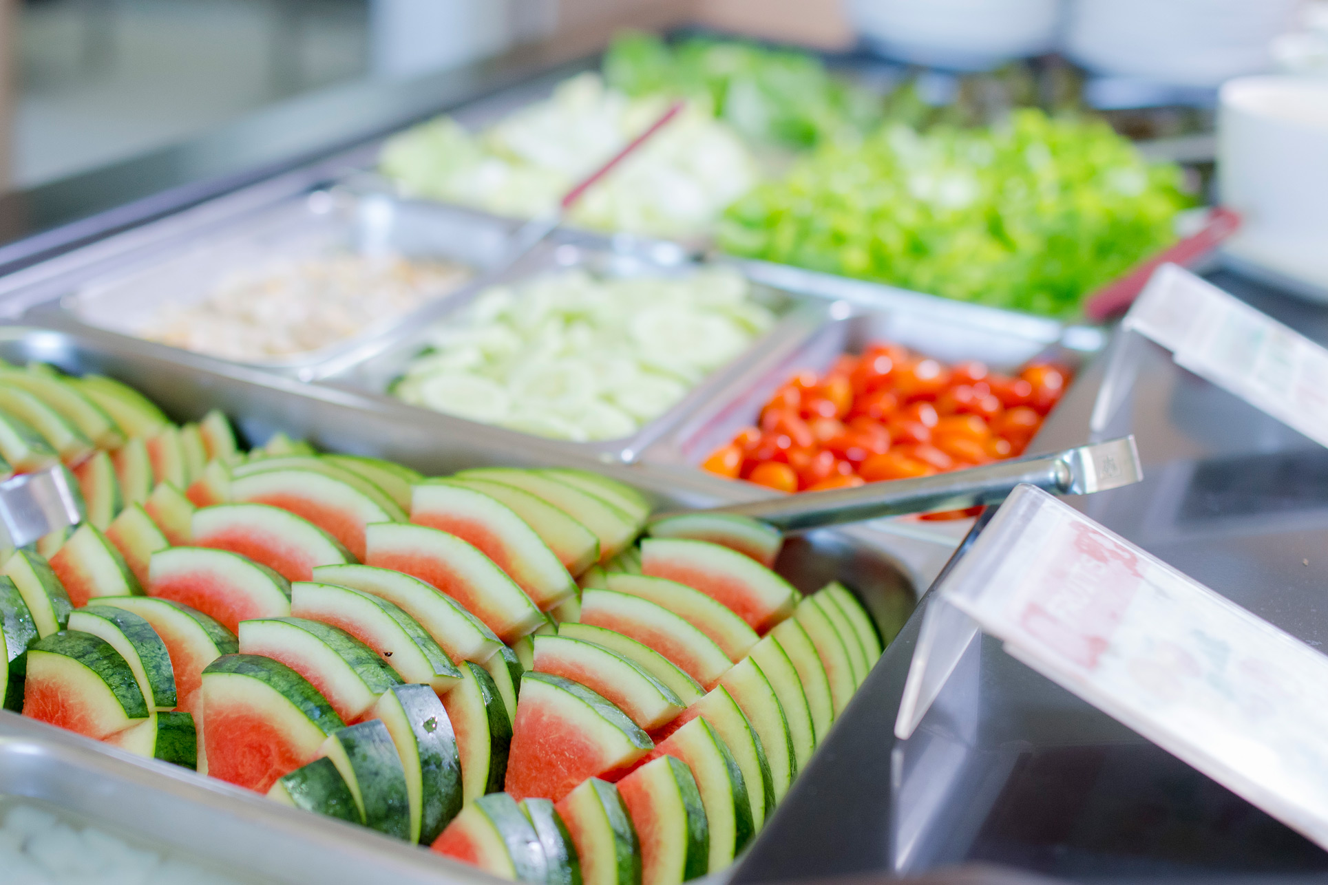 แตงโมหั่นและผักที่จุดบริการอาหารในโรงอาหาร