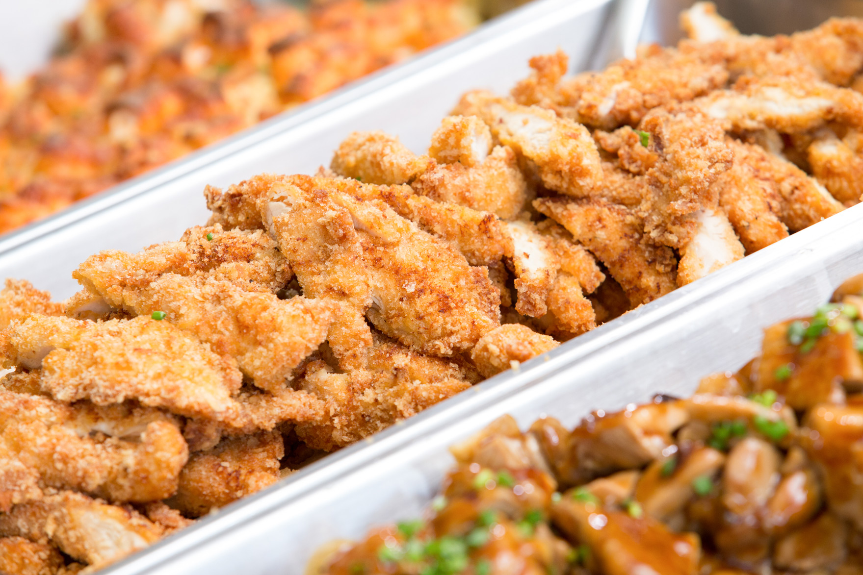 ถาดอาหารทอดที่จุดบริการอาหารในโรงอาหาร