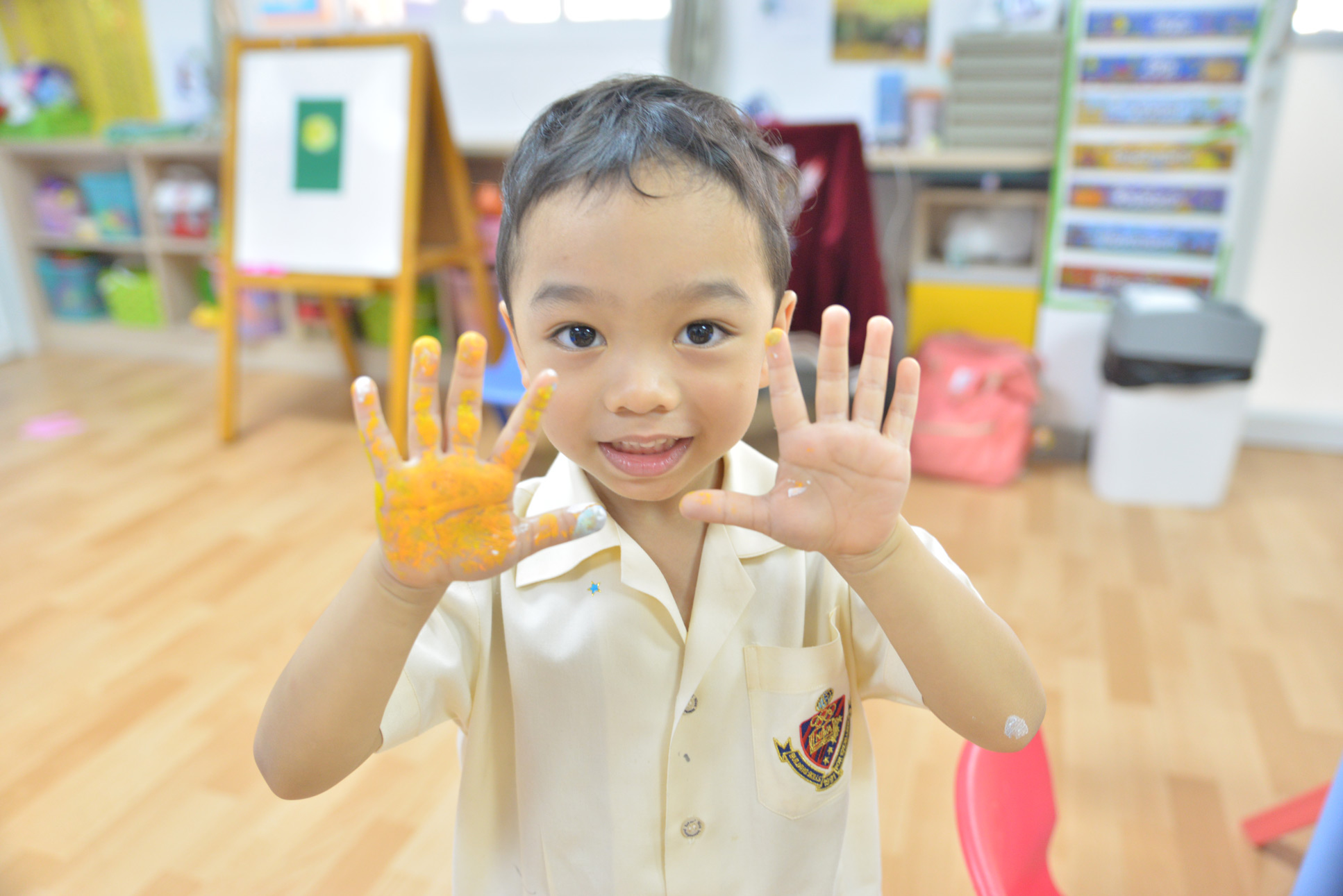 幼儿园学生展示沾满颜料的双手