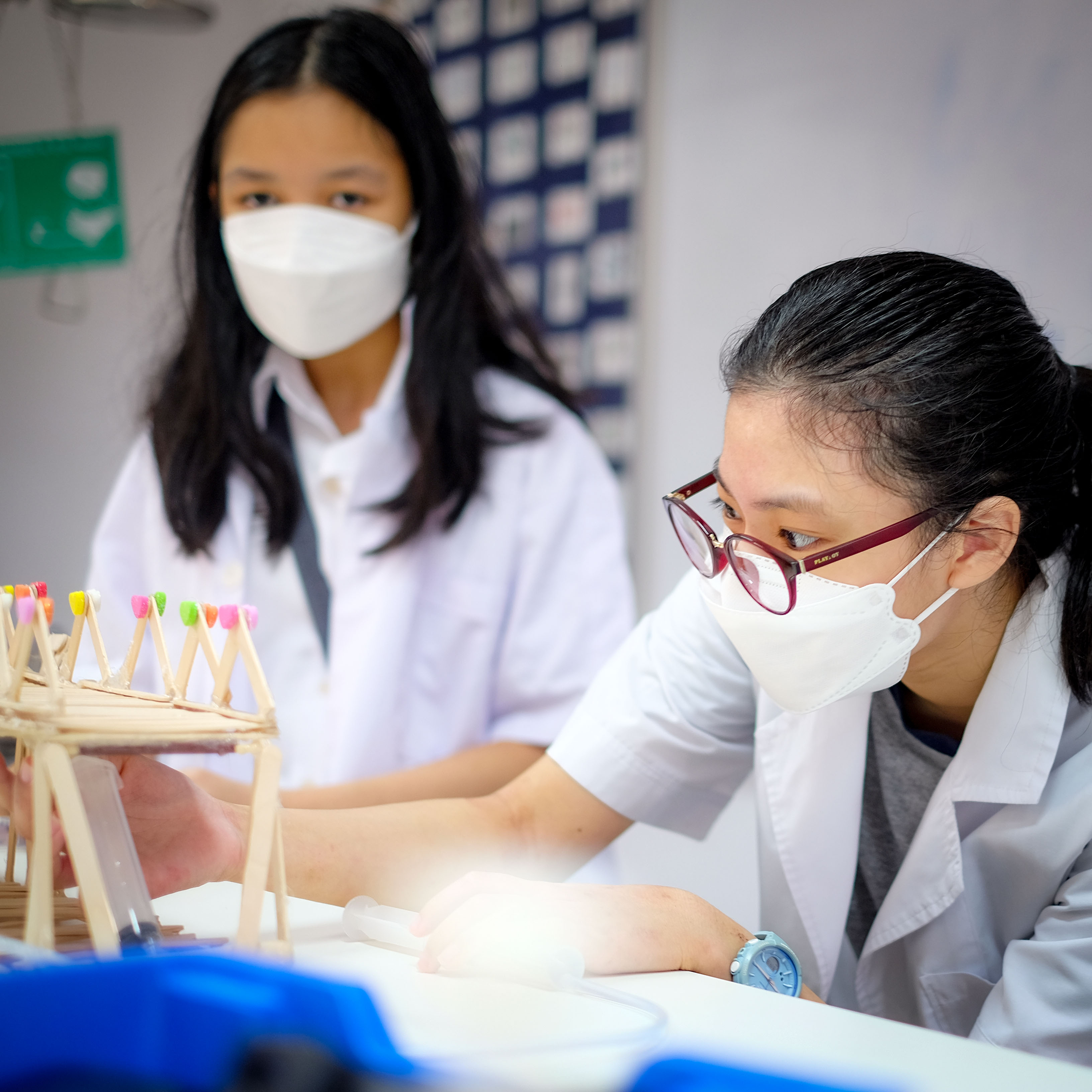 初中学生组装木制小桥模型