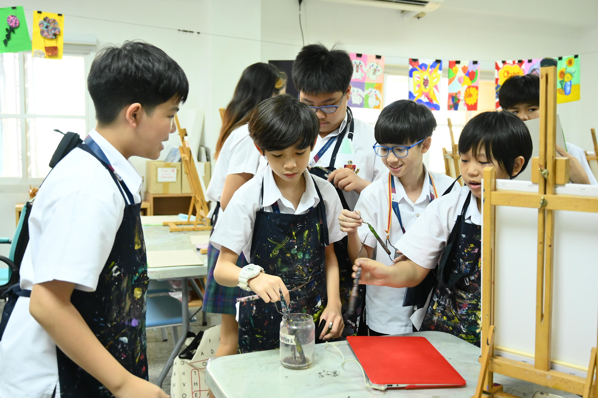 นักเรียนปั้นดินในห้องศิลปะ