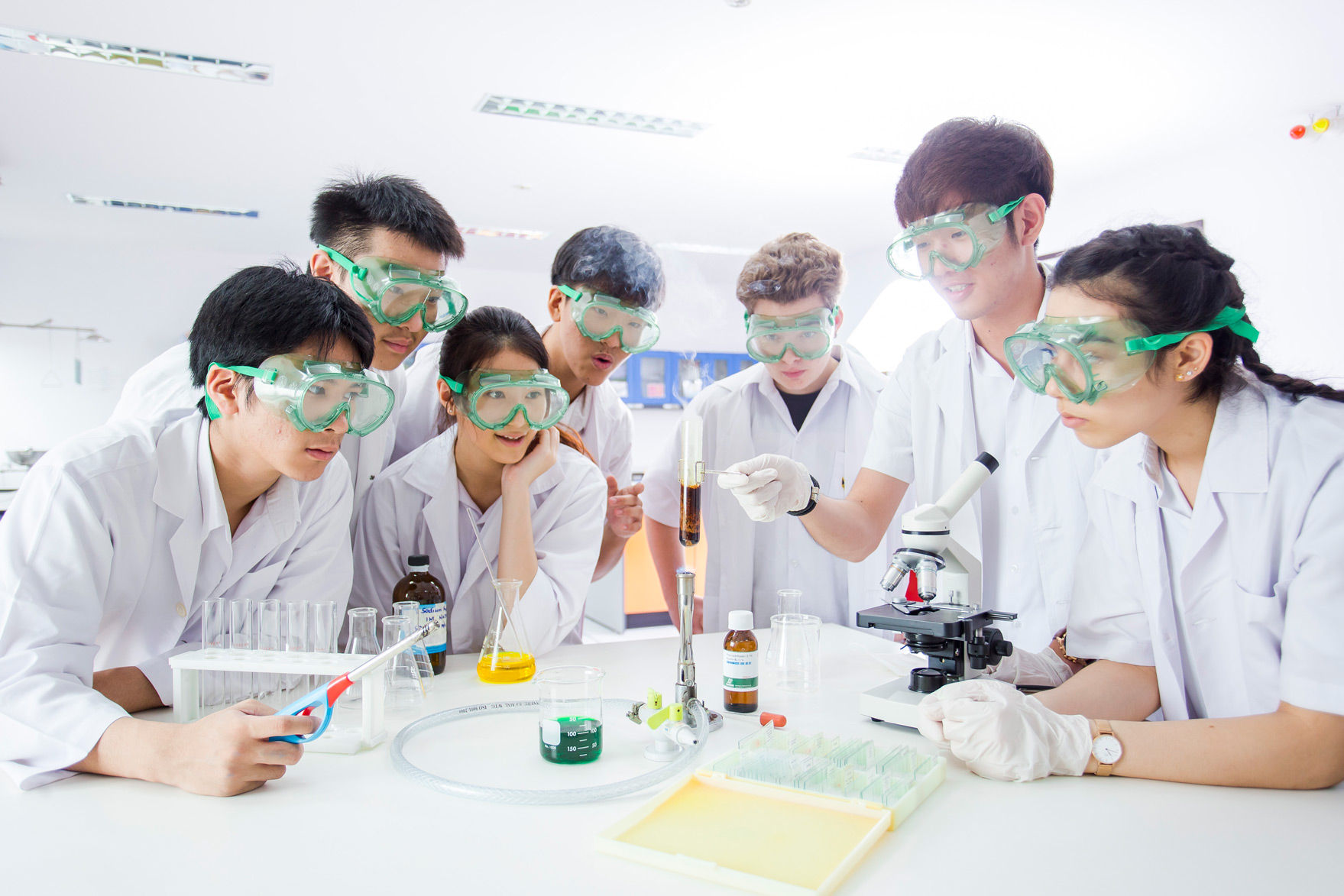 นักเรียนสวมแว่นตานิรภัยขณะทดลองวิทยาศาสตร์