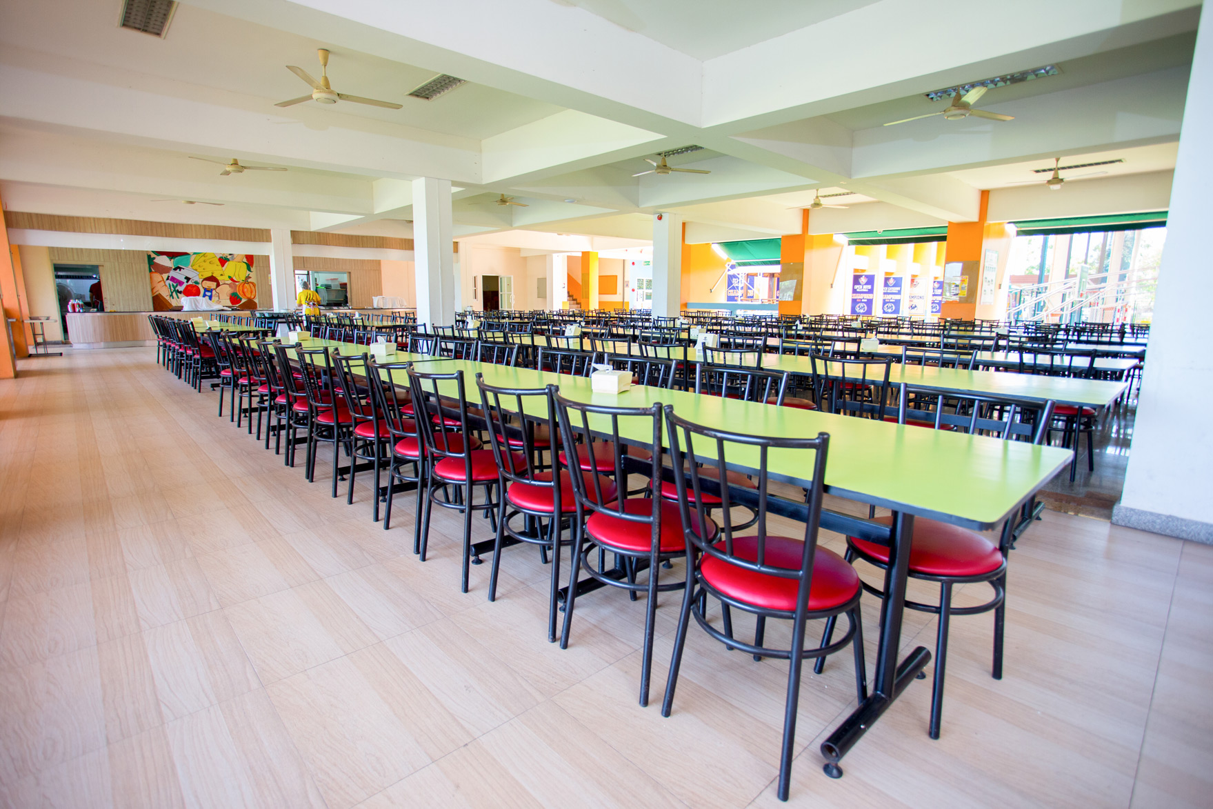 โต๊ะและเก้าอี้เรียงเป็นแถวในโรงอาหาร